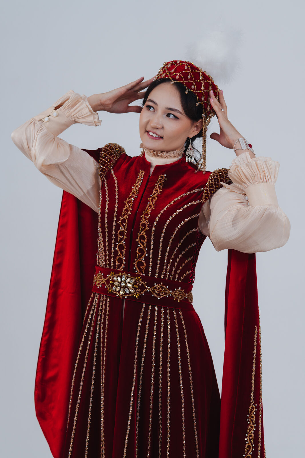 Ақсұңқар қызыл-алтын сәукеле киімімен